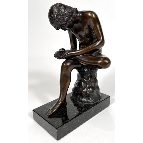 832 - A bronze nude man, seated and pulling a thorn from his foot, on marble base, unsigned, height 18cm