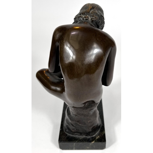 832 - A bronze nude man, seated and pulling a thorn from his foot, on marble base, unsigned, height 18cm