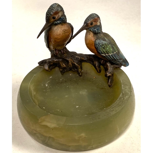 89 - A green onyx circular ashtray surmounted by 2 cold painted kingfishers, diameter 11.5cm