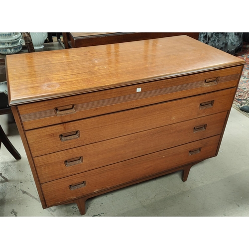 921 - A 1960's teak 2 piece bedroom suite by Butilux, comprising kneehole dressing table and 4 height ches... 