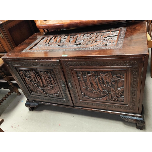 924 - An oriental carved hardwood side cabinet with internal drawers and 2 doors