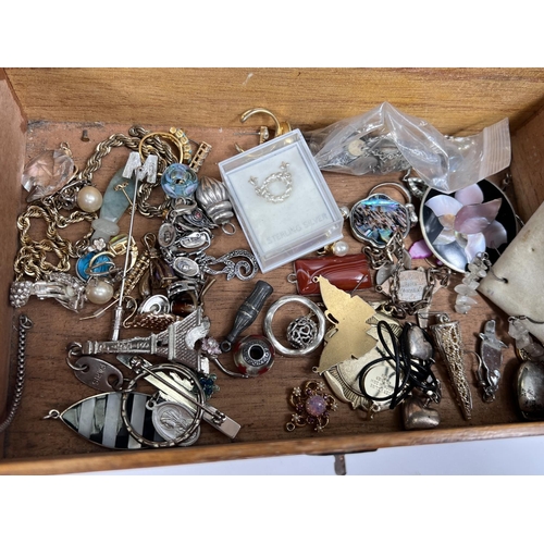 788A - A selection of white metal and other costume jewellery in wooden box