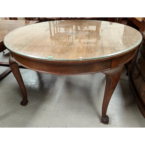 1036 - A large 19th century Georgian style oak circular dining table on four cabriole legs with ball and cl... 