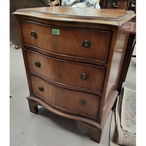 933 - A reproduction mahogany dwarf chest of drawers, 3 height