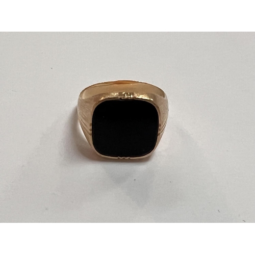 737A - A 14K gold signet ring set black square stone 5gm size S