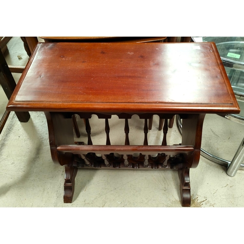 913 - A 1930's oak barley twist occasional table with oval top; a mahogany occasional table/magazine rack