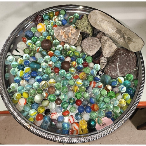 135 - A collection of vintage marbles, some opalescent, some with pontinel marks, stones etc