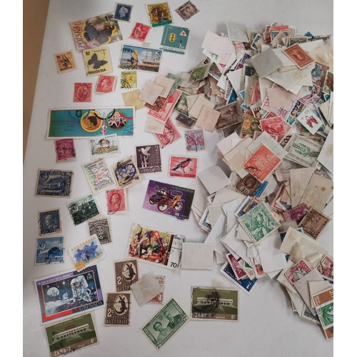 207 - WORLD STAMPS: a large quantity 