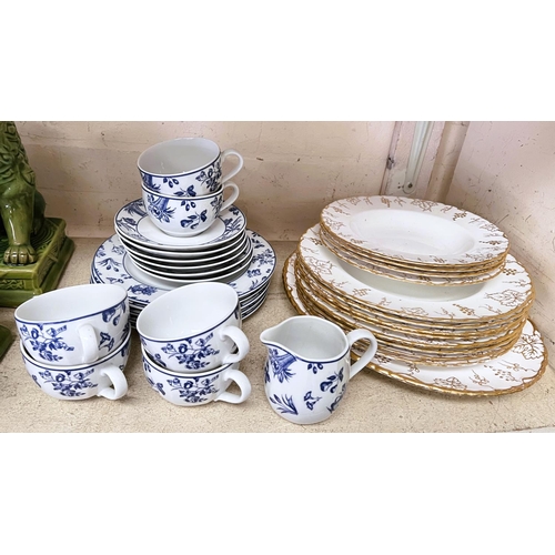 524A - 13 pieces of Royal Crown Derby China Vine Patton including plates bowls, And Portugal VA Blue and wh... 