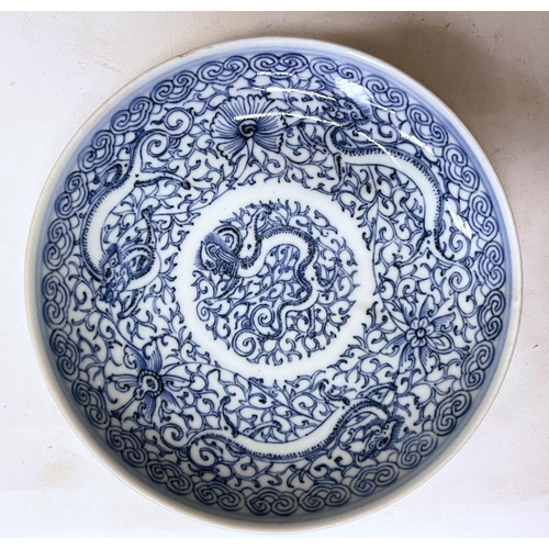 529 - A 19th century Chinese blue and white dragon dish with scrolled decoration of flowers and dragons, s... 