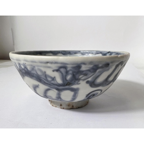 535 - A Chinese Ming dynasty bowl in blue and white decorated with dragons, diameter 14cm