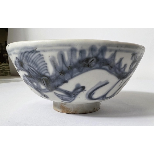 535 - A Chinese Ming dynasty bowl in blue and white decorated with dragons, diameter 14cm