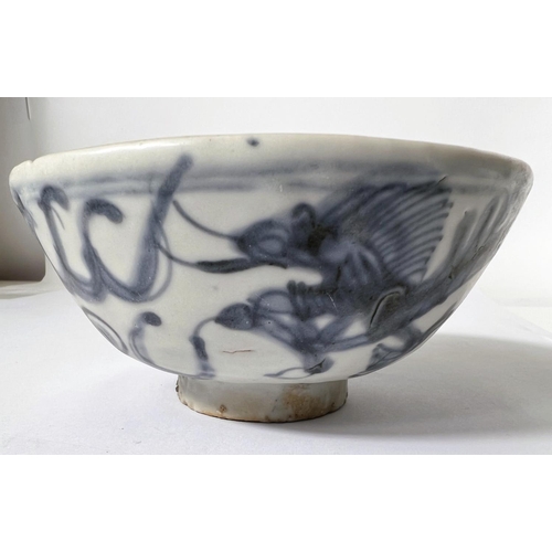 535 - A Chinese Ming dynasty bowl in blue and white decorated with dragons, diameter 14cm