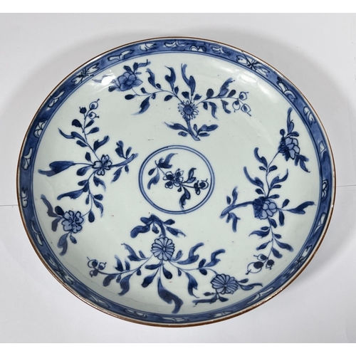 538 - An 18th century Chinese blue and white dish with floral decoration, possibly Kangxi, diameter 21.5cm