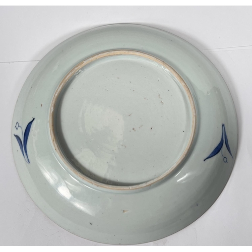 538 - An 18th century Chinese blue and white dish with floral decoration, possibly Kangxi, diameter 21.5cm