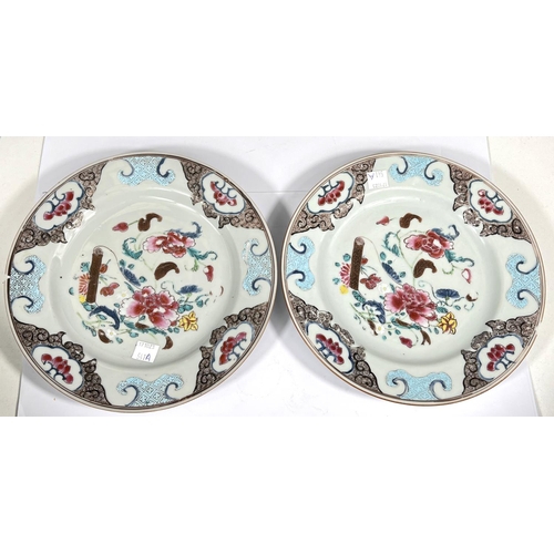 541A - An 18th century Chinese pair of Yongzheng plates with floral decoration