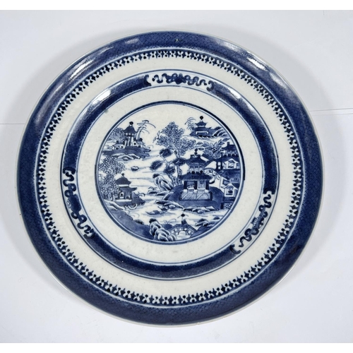 542 - A 19th century Chinese blue and white plate with central scene and multiple borders, 24.5cm