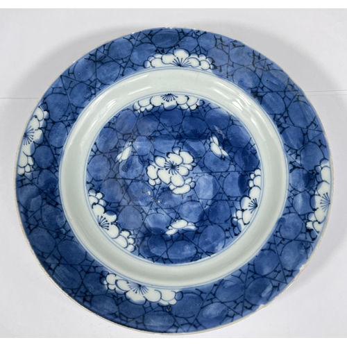 542A - A Chinese Kangxi blue and white plate with floral decoration, leaf mark under, diameter 21cm (minor ... 