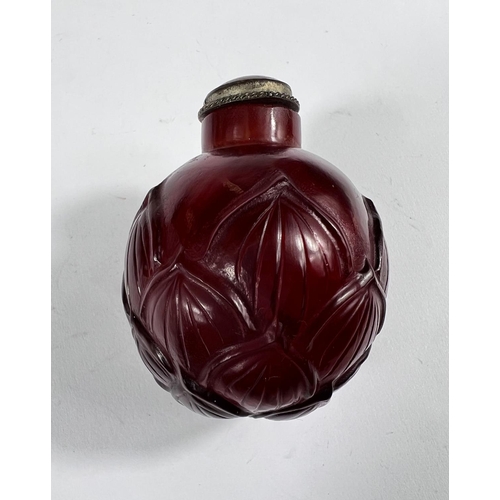 548A - A Chinese ruby rede glass snuff bottle with leaf decoration, 5.5cm