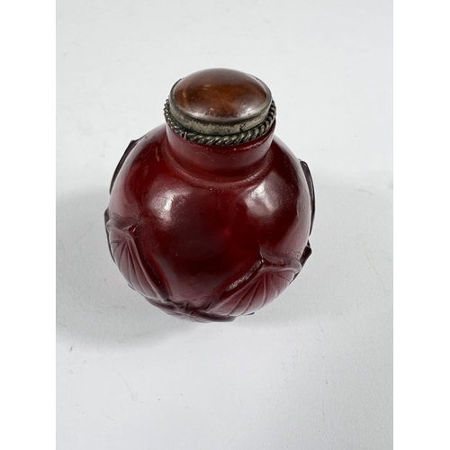 548A - A Chinese ruby rede glass snuff bottle with leaf decoration, 5.5cm