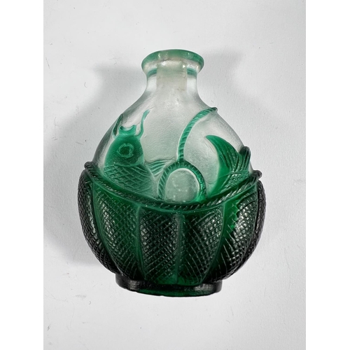 549 - A Chinese overlaid glass snuff bottle with green basket of fish, height 6.5c