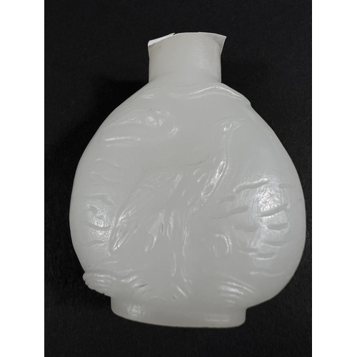 549D - A Chinese white jade coloured snuff bottle, height 6cm