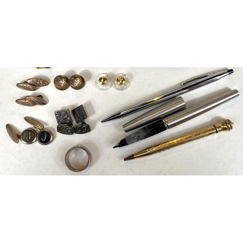 620 - A pair of silver cufflinks, various gilt cufflinks and a gilt pencil; a pair of Naval Chaplain epaul... 