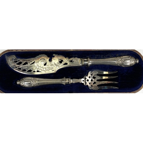 621 - A silver handled boxed carving set, four cased silver plated buckle napkin rings; a cased set of hal... 