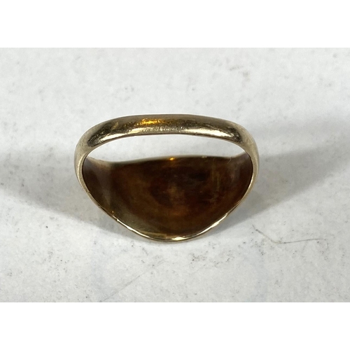 639 - A gents 9ct gold signet ring, 3.8gm