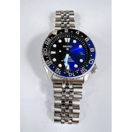 682 - A Seiko automatic dive watch in stainless steel with black and blue dial and bezel