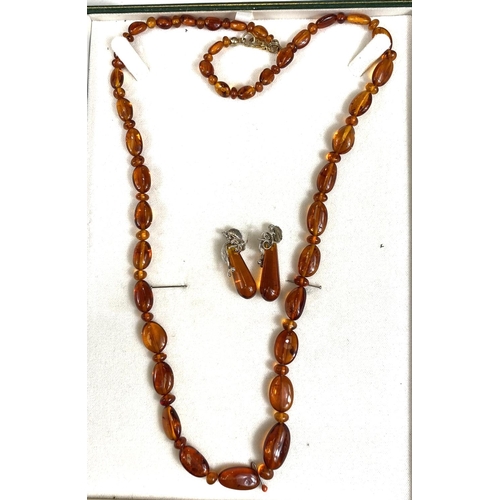 702 - An amber bead necklace and earrings