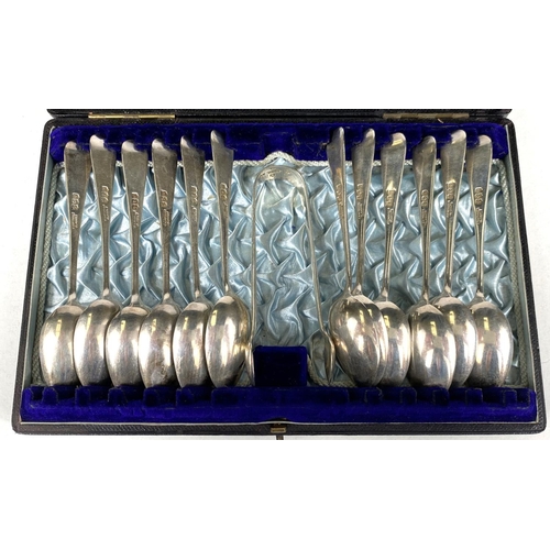 723 - A set of 12 chased teaspoons and tongs, cased, Glasgow 1893, 6oz