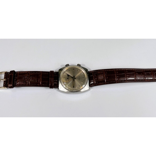 747 - A mid 20th century gents Bucherer Alarm gents wristwatch with silvered dial, steel case alarm compli... 