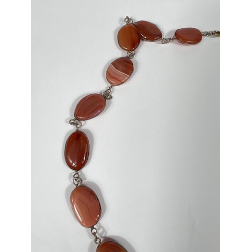 761 - A silver and agate necklace with oval shaped beads and lace silvers surrounds (internal circumferenc... 