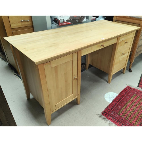 890 - A modern lightwood kneehole desk with cupboard and 2 drawers