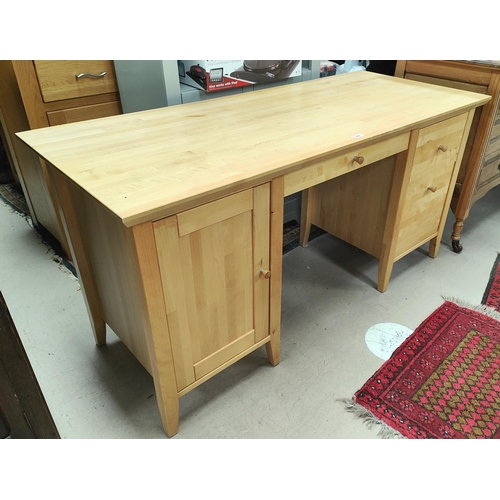 890 - A modern lightwood kneehole desk with cupboard and 2 drawers