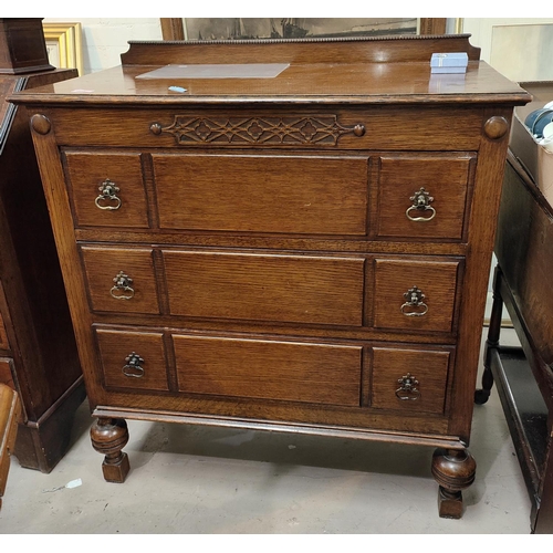 900 - An oak 1930's chest of three drawers with bulbous legs and panel fronted decoration, height 100cm, w... 