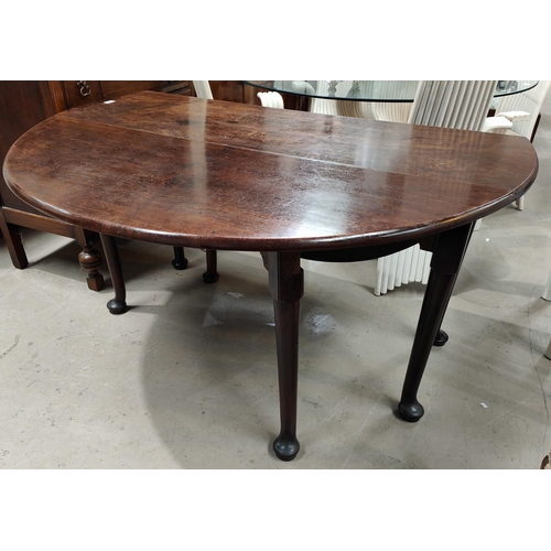 912 - An early/mid Georgian mahogany dining table, with oval drop leaf top, on pad feet, diameter 136cm (a... 