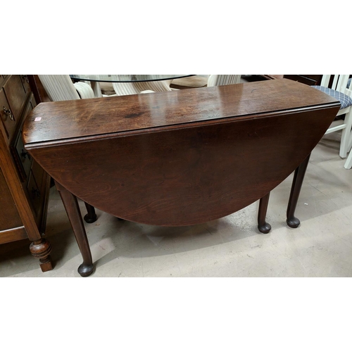 912 - An early/mid Georgian mahogany dining table, with oval drop leaf top, on pad feet, diameter 136cm (a... 