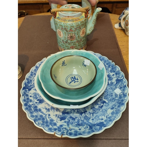 427B - A 20th century Chinese teapot and 4 similar bowls and dishes