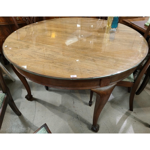 877 - A large 19th century Georgian style oak circular dining table on four cabriole legs with ball and cl... 