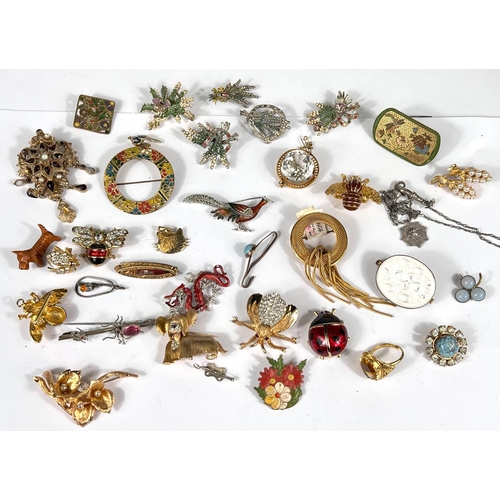 739 - Vintage costume jewellery including 5 'heather' brooches, other decorative gilt brooches of various ... 