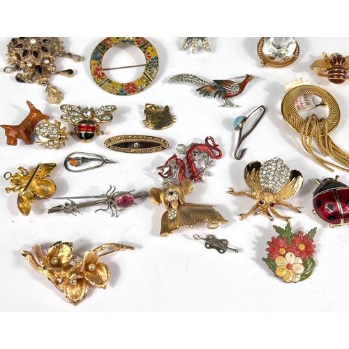 739 - Vintage costume jewellery including 5 'heather' brooches, other decorative gilt brooches of various ... 