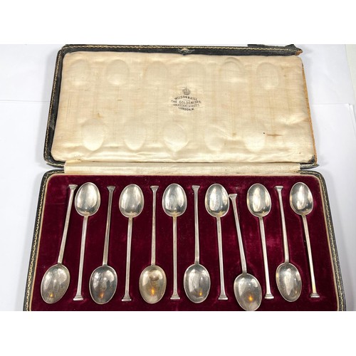 602 - A cased set of 12 hallmarked silver teaspoons (case a.f) with seal top terminals 4.5oz