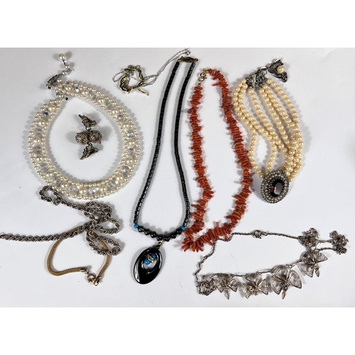 627B - A selection of necklaces, pendants and chokers