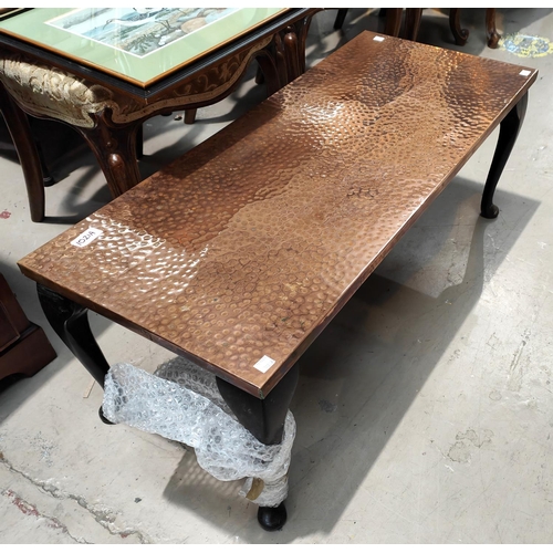 1021A - A copper top coffee table with hammered decoration