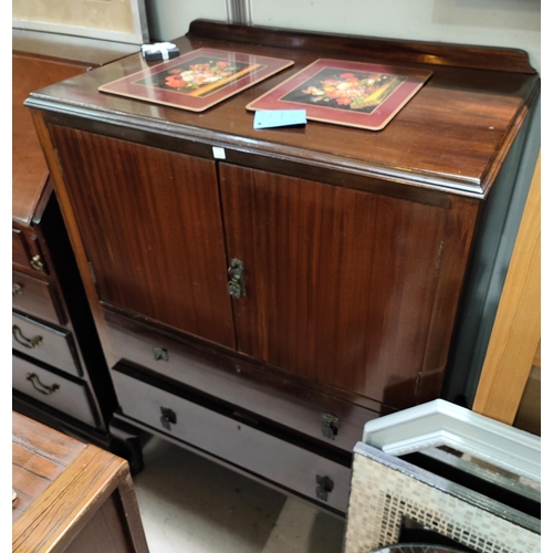 910A - A 1930's mahogany tallboy with double cupboard and 2 drawers