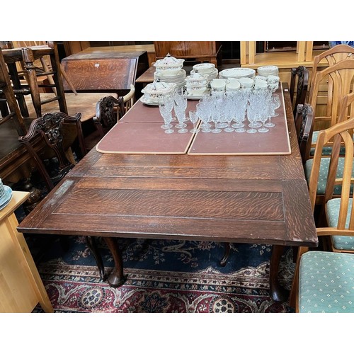 1000 - An oak extending draw leaf dining table