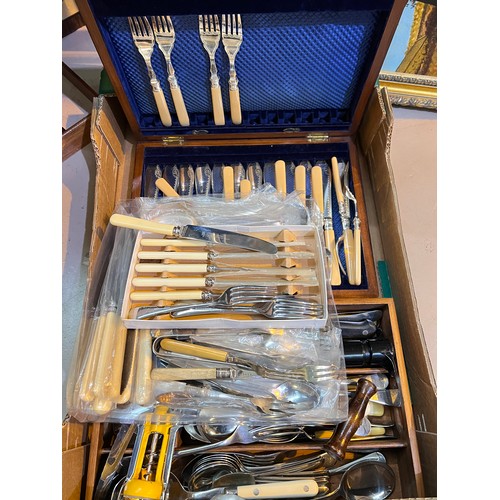 724 - A selection of boxed cutlery and loose