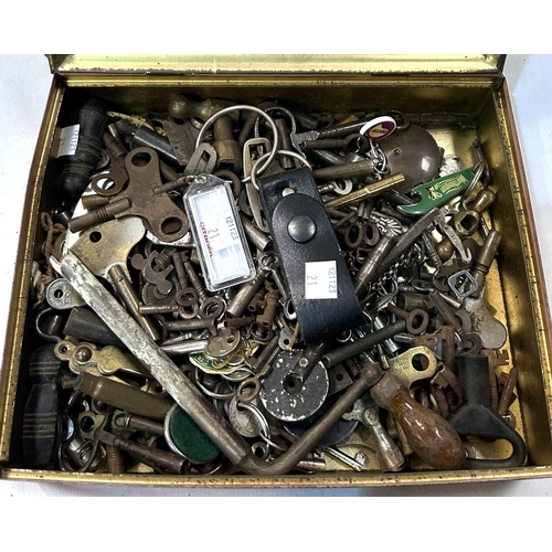 21 - a large selection of old keys including clock keys etc.
